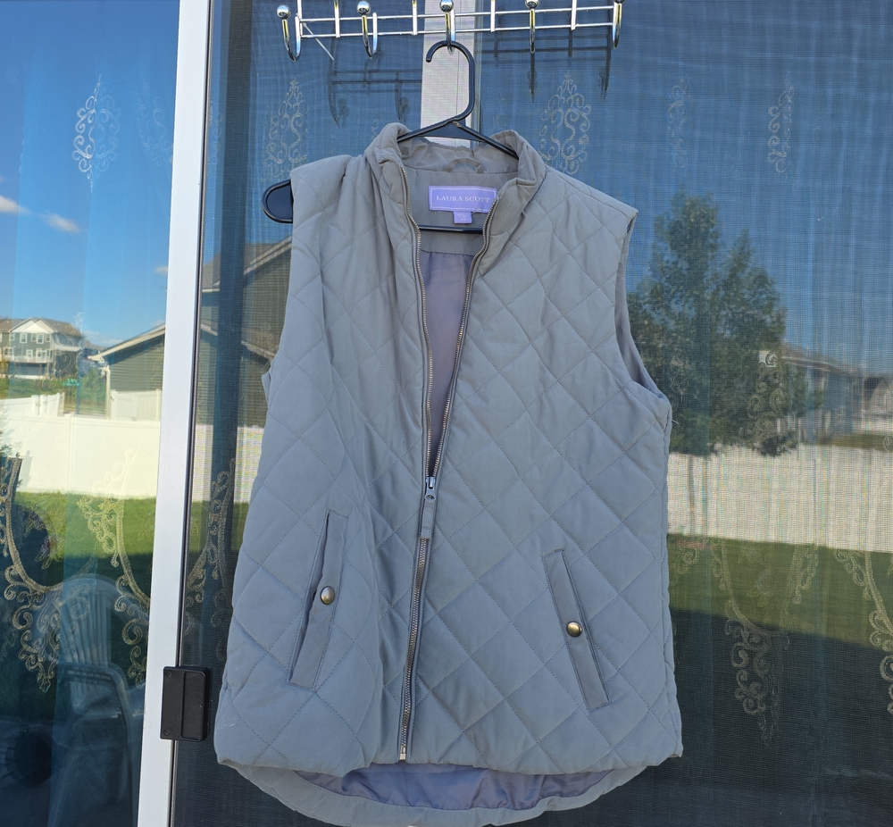 Laura Scott Quilted Sleeveless Vest in Light Gray